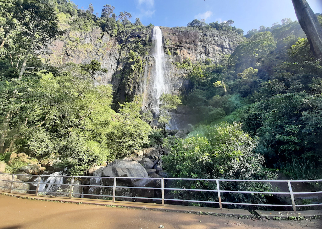 Diyaluma Waterfall